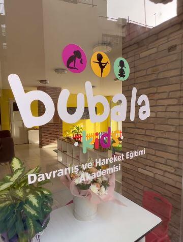 Bubala Kids logosunun bulunduğu merkez giriş kapısı
