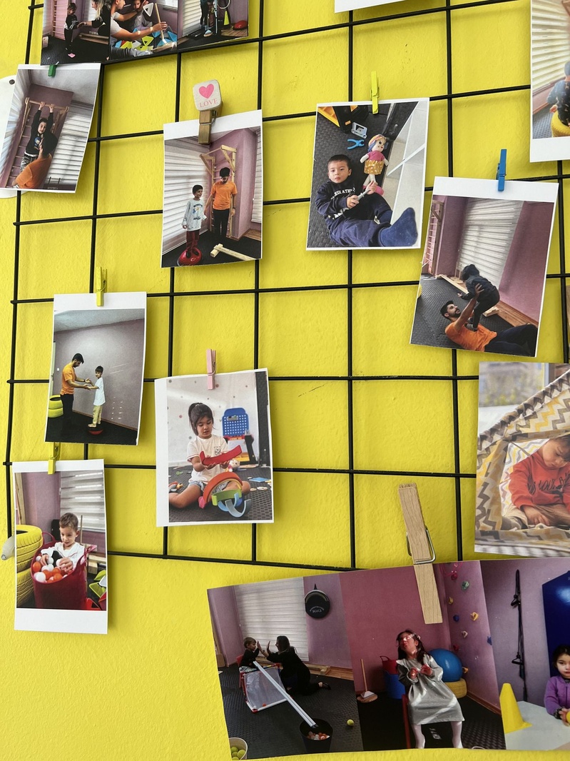 Merkezin duvarındaki eğitim fotoğrafları panosu